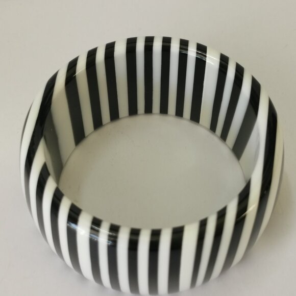Vintage 60’s Black and White Lucite Op Art Bangle Bracelet - Picture 6 of 7